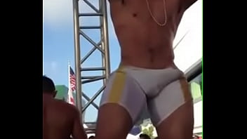 Preview 4 of Xxnx Wife And Teen - Gogo Boy dotado fica excitado na Parada Gay