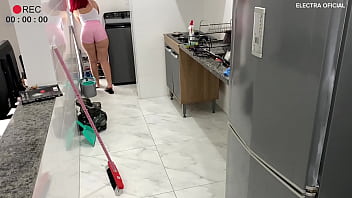 Preview 2 of Gaand Chatna - C&acirc_mera de Seguran&ccedil_a- essa faxineira tem a bunda muito gostosa e deixa o seu patr&atilde_o louco