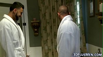 Preview 1 of Anh Sex Chau Au Moi Nhat - Bathing hunks blow loads