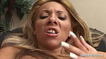 Preview 3 of Nahgn Xxvxn - Horny Shemale Gets A Blowjob