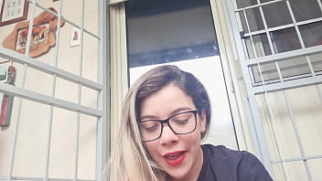 Preview 1 of Fuck Snore Mom - gostosa demais limpando o vidro