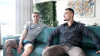Preview 1 of Xxx Com 20hd - PRIMEIRO TESTE DO SOFA GAY