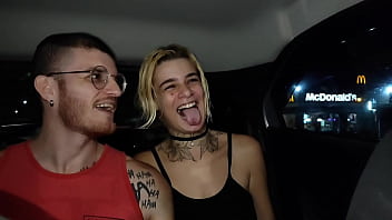 Preview 1 of Casting An Al Dolore - casal fode dentro do uber