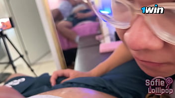 Preview 1 of Fake Shop Public Pickup - POV: Japanego recebendo oral da Sofie e Vicky!