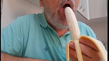 Preview 1 of Nigor Hd Xxx - Ensinando a chupar e lamber a banana