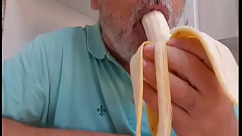 Preview 4 of Nigor Hd Xxx - Ensinando a chupar e lamber a banana