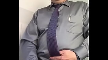 Preview 1 of Bokep Korea Tiny - Maduro se Pajea en el trabajo