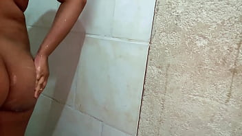 Preview 1 of Anty Ka Sexy Video - a Vizinha Tomando Banho,  raspando a buceta  e entrei na buceta dela
