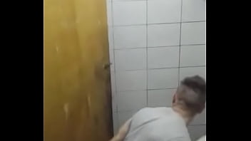 Preview 4 of Lesbian Hard Cock - Boy pego batendo uma no banheiro
