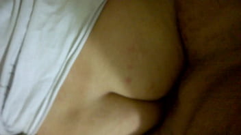 Preview 1 of Ebony Porny Dp - Moreno rega&ccedil_ando cuzinho do branquelo
