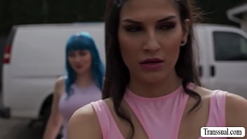 Preview 1 of Polla Grande Coo Estrecho - Busty Jewelz Blu fucked by TS at the back of car