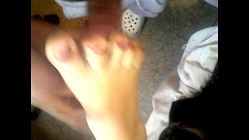Preview 2 of Sophie Atk - la trola de mi mujer me pajea con sus pies