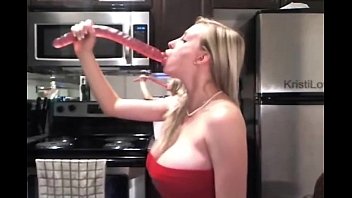 Preview 1 of Macaco Goza Na Buceta Da Mulher - Kristi Lovett Deepthroat Dildo