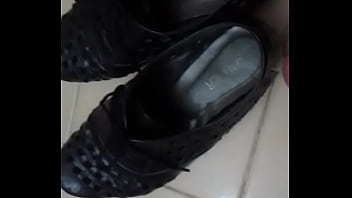 Preview 4 of Hd 1080p Bf Xxx - Punheta com gozada no sapato da empregada!