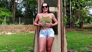 Preview 3 of Mature Dana Devereaux - Raquel seduzindo o seguran&ccedil_a de uma propriedade particular para deixa-la entrar sem autoriza&ccedil_&atilde_o,  paguei o favor com sexo e o cara mandou bem demais, foi o melhor sexo da minha vida
