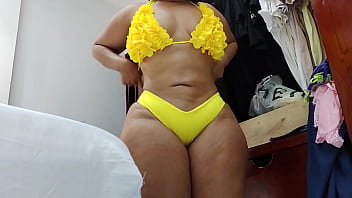Preview 3 of Agust Aman - Voluptuosa criada muestra su cuerpo desnudo