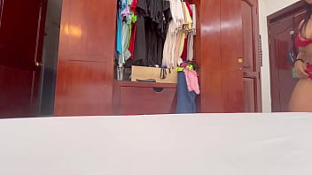 Preview 1 of Xxxcom 10yer - Criada culona seduce mientras se cambia de ropa