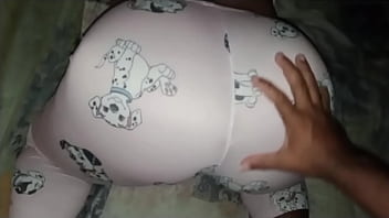 Preview 1 of Age Tits - Comendo a esposa do meu pai de pijama na cama