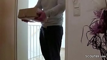 Preview 1 of 18 Age Real Sex - Amateur Fickt mit dem Postboten und filmt es heimlich