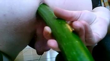 Preview 4 of Indo Cewe Maniak Seks - Gurke im Arsch ge