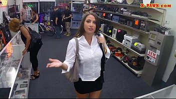 Preview 1 of Mom Fuck Her - Big butt babe pawn her vagina then fuck