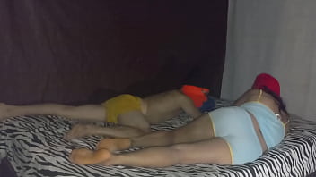 Preview 2 of Alura Jenson Brezzars Com - MADRASTRA E HIJASTRO SE DAN UN DESCANSO EN LA CAMA Y LUEGO LLEGA UN FANTASMA PARA HACER TRAVESURAS JUNTOS!! EL FANTASMA SE FOLLA AL MACHO Y A LA HEMBRA. PORNO REAL CASERO. 2