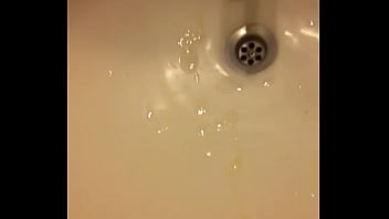 Preview 3 of Super House Moms - Masturb&aacute_ndome en el ba&ntilde_o