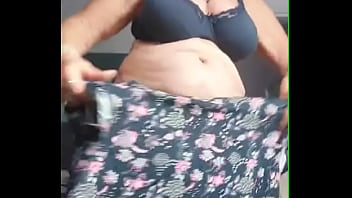 Preview 1 of Emma Evind - Oma neukt harige kut met grote komkommer