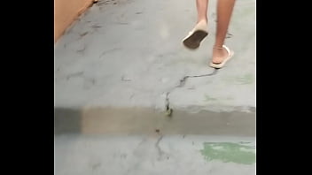 Preview 2 of Suks Me - Namoradinha se masturbando e exibindo a sua bucetinha em p&uacute_blico.