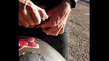Preview 1 of Very Fare Girl Fuck - Motoqueiro gozando em cima da moto