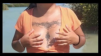 Preview 2 of Cannibal Sex Videoxxx - Mostrando mis tetas en el agua