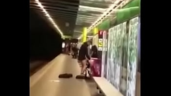 Preview 2 of Anjing Sex Mom - Follando en el metro de Barcelona [Remake L&#039_Amour]