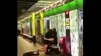 Preview 4 of Anjing Sex Mom - Follando en el metro de Barcelona [Remake L&#039_Amour]