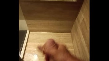 Preview 2 of Big Girl Porn Stars - Dotado tocando uma no banho