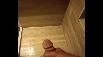 Preview 1 of Big Girl Porn Stars - Dotado tocando uma no banho