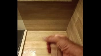 Preview 4 of Big Girl Porn Stars - Dotado tocando uma no banho