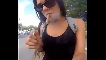 Preview 1 of Rwygthflu - Chica hermosa fuma m.arihuana