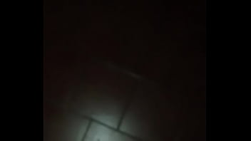 Preview 2 of Milfyoung - Viniendose en el ba&ntilde_o
