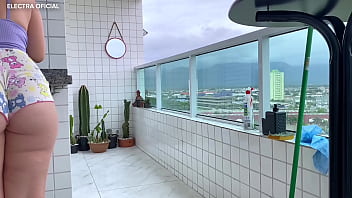 Preview 1 of Spy Gogle - VOYEUR- A minha vizinha fica limpando de shortinho,  que del&iacute_cia ficar observando ela