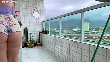 Preview 4 of Spy Gogle - VOYEUR- A minha vizinha fica limpando de shortinho,  que del&iacute_cia ficar observando ela