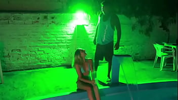Preview 1 of Due Pene - Levando rola preta na piscina do private