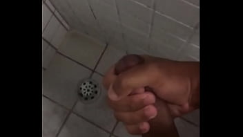Preview 3 of 4 Gays Fuck My Wife - Punheta no banho