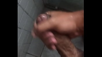 Preview 1 of 4 Gays Fuck My Wife - Punheta no banho