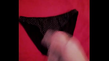 Preview 1 of Lily Cade Cops - Masturbandome en las bragas de mi prima