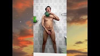 Preview 2 of Pedro Cp Porn Video - Chacal tatuado ba&ntilde_&aacute_ndose termina sac&aacute_ndose la leche!
