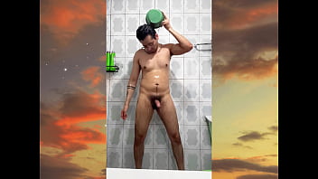 Preview 3 of Pedro Cp Porn Video - Chacal tatuado ba&ntilde_&aacute_ndose termina sac&aacute_ndose la leche!