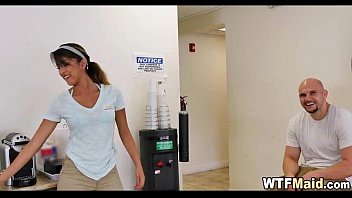 Preview 1 of Sunny Leone Hard Sex Mp4 - Hot Maid in tight shorts