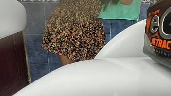 Preview 3 of Daddy Mon - Mujer descubre camara oculta en ba&ntilde_o publico que la graba meando
