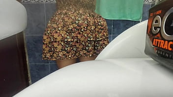 Preview 1 of Daddy Mon - Mujer descubre camara oculta en ba&ntilde_o publico que la graba meando