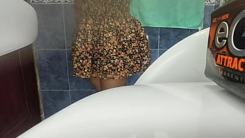 Preview 4 of Daddy Mon - Mujer descubre camara oculta en ba&ntilde_o publico que la graba meando
